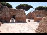 00826 ostia - regio ii - insula iv - terme di nettuno (ii,iv,2) - raum 5 - frigidarium - mosaiken - skylla - blick von norden aus raum 6 - 06-2022.jpg